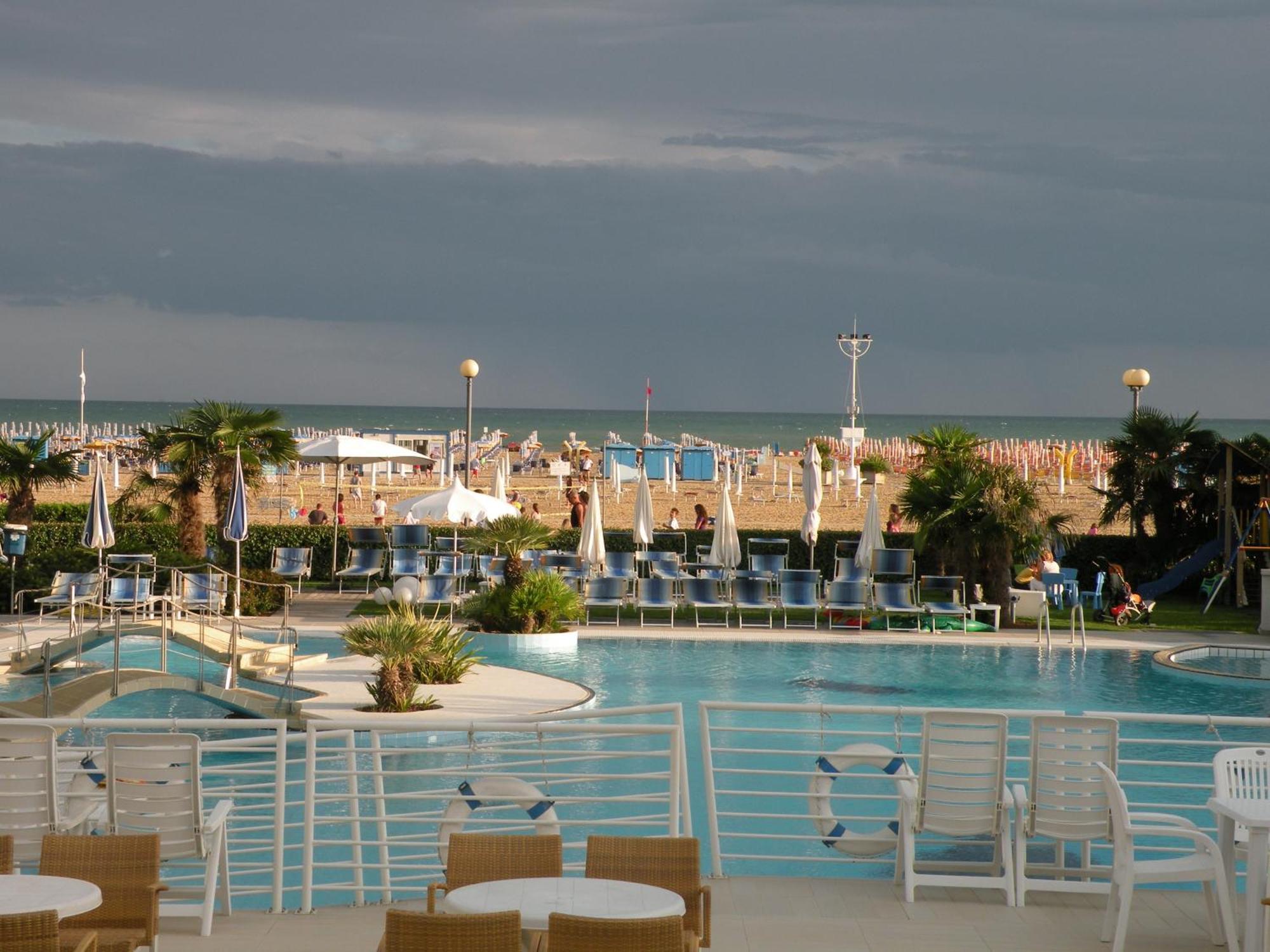 Majestic Beach Hotel & Wellness บิบิโอเน ภายนอก รูปภาพ